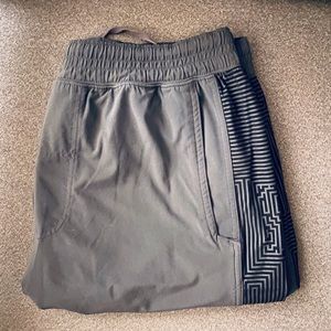 Lululemon men’s gray athletic shorts mosaic design